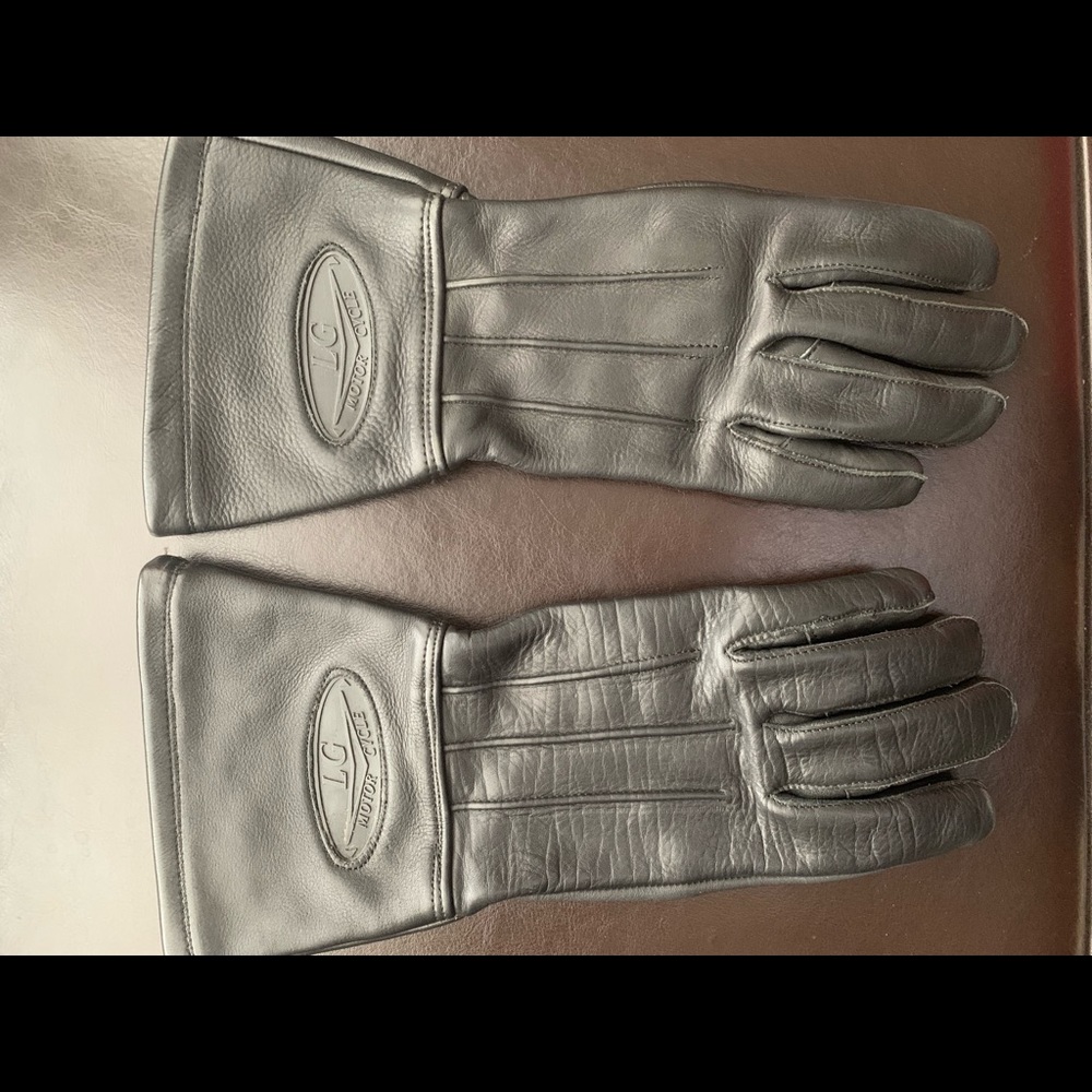 Riding gloves with flanged ends.